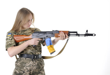Beautiful female soldier wearing camouflage uniform and aiming with a rifle with Ukrainian flag isolated on a white - 498555157