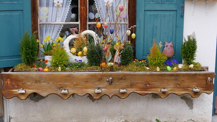 Osterschmuck an einer Fensterbank