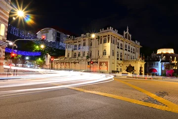 Tuinposter National History Museum of Malaysia with the light trails on illuminated streets at night © Loo Lip Wen/Wirestock Creators