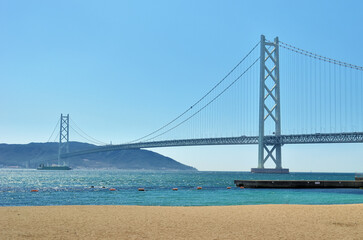 世界最長の吊り橋明石海峡大橋と砂浜と青空