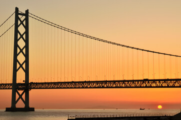 瀬戸内海に沈む太陽と明石海峡大橋の夕景
