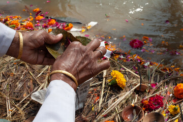 Ofrendas en el río Ganges