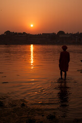 Fototapeta premium Atardecer en el rio Ganges 