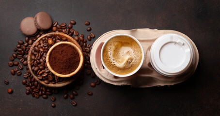 Obraz na płótnie Canvas Takeaway cups, roasted coffee beans and ground coffee