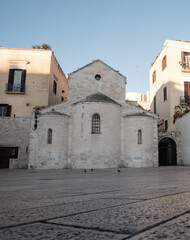 Fototapeta na wymiar Bari, Bari Vecchia, Piazza Ferrarese, spalle Auditorium Diocesano VALLISA alba
