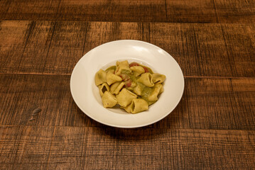 paccheri pasta, pasta with zucchini and fresh anchovies, quick and easy pasta recipe, salutiamoci, zucchini