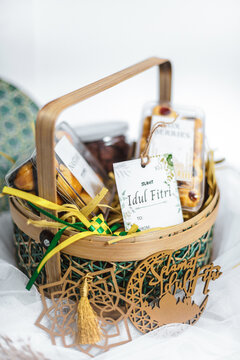 Ramadhan gift. Hampers moslem theme for celebrete the holy, bake snack, nastar, bakery, cookies, pudiing, chococips, roll cake, castangel