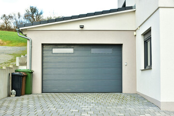 Moderne Beton-Garage, Carport,  mit Automatik-Tor in der Hauszufahrt