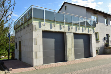 Moderne Beton-Garage, Carport,  mit Automatik-Tor in der Hauszufahrt