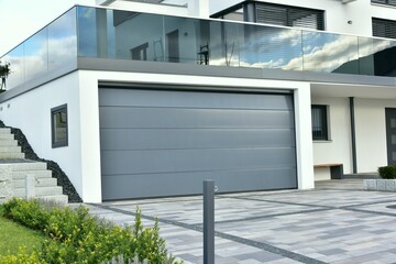 Moderne Beton-Garage, Carport,  mit Automatik-Tor in der Hauszufahrt