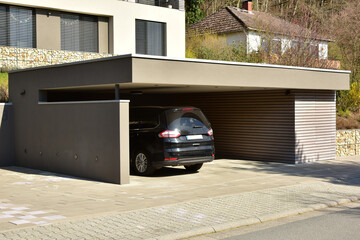 Moderne Beton-Garage, Carport,  mit Automatik-Tor in der Hauszufahrt