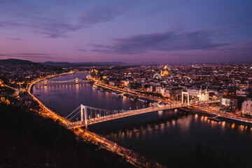Fototapeta na wymiar view of the river in the night in Budapest, Hungary