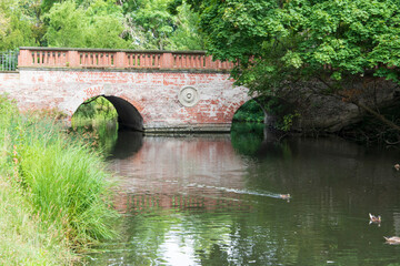 Brücke und Spiegelungen im Wasser am Schloss Köthen in Sachsen-Anhalt.