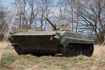 ein russischer panzer bmp 1 steht auf einer wiese