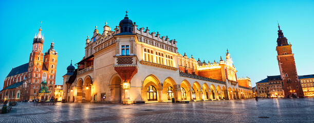 Fototapeta na wymiar St. Mary's Basilica, The Cloth Hall and Town Hall Tower in Krakow, Poland