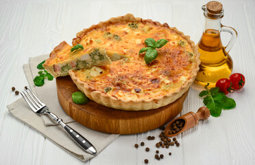 quiche pie with salmon, spinach and cheese