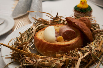 Zupa żurek wielkanocny w chlebie z kiełbasą i jajkiem