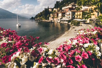 Vista di Varenna sul lago di Como con villa Monastero