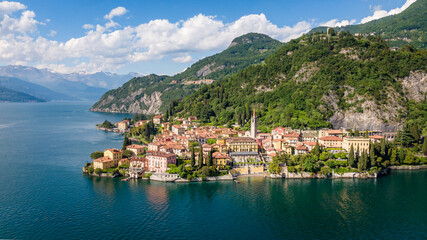 Vista di Varenna sul lago di Como con villa Monastero - obrazy, fototapety, plakaty