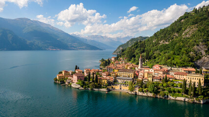 Fototapeta na wymiar Vista di Varenna sul lago di Como con villa Monastero