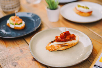 Diferentes tipos de canapes con jamon iberico, croquetas y queso