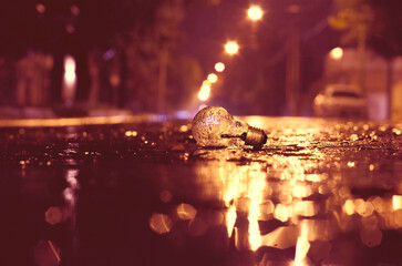 Foco de luz en la calle mojada, paisaje nocturno