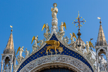 Obraz premium Ornate sculptures and decorations on the exterior of the ancient Basilica of St Marks in the city of Venice