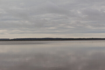 horizonte no rio calmo 