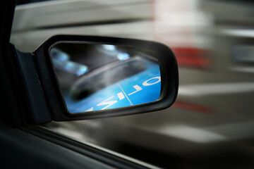 Fototapeta Raser rasen Autorennen Verfolgungsjagd Verfolgungsfahrt Flucht mit Polizei im Auto Rückspiegel Einsatzwagen Blaulicht obraz