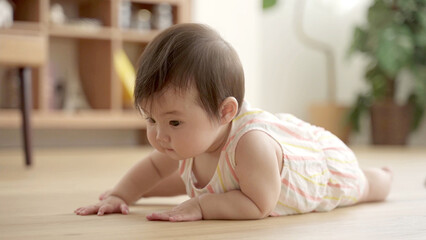 Fototapeta premium リビングを這いずる赤ちゃん