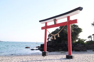 海辺に立つ菅原神社の景色