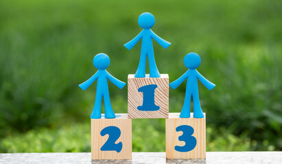 Symbolic figures of people on a pedestal with the numbers 1, 2, 3