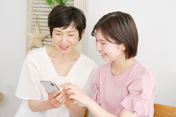 母娘　スマホ　リビング