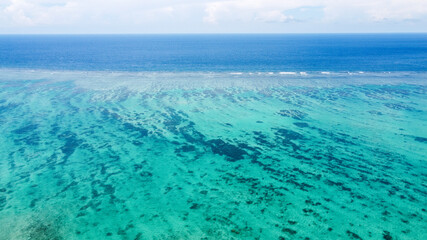 Fototapeta na wymiar 沖縄県、石垣島の海をドローンで空撮