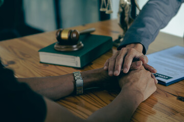 Lawyers join hands to encourage clients to assess cases that participate in embezzlement cases from business partners who invest in business The idea of hiring a lawyer to litigate in a law firm.