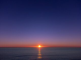 Atardecer o amanecer en el mar. Sol en el horizonte, paz y tranquilidad.