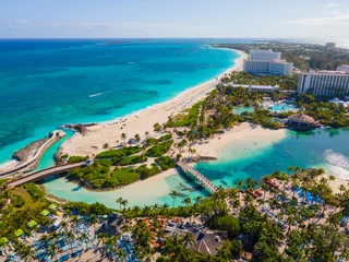 Foto op Plexiglas Paradise Beach and Paradise Lagoon aerial view at Atlantis Hotel on Paradise Island, Bahamas. © Wangkun Jia