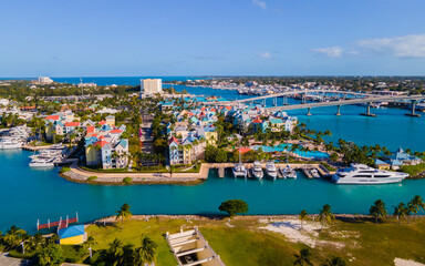 Obraz premium Harborside Villas aerial view and Paradise Island Bridge at Nassau Harbour, from Paradise Island, Bahamas.