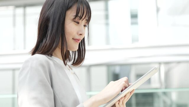 モバイル端末を操作する女性
