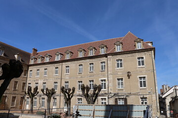 Fototapeta na wymiar Le lycée Bonaparte, anciennement collège d'Autun, vue de l'extérieur, ville de Autun, département de Saone et Loire, France