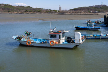 Fototapeta premium Fishing boats moored above the sea