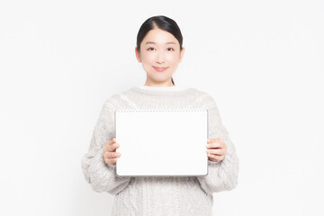 小さいスケッチブックを持っている女性