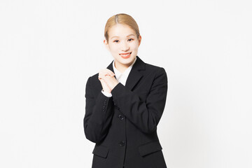 指を組んでお願いのポーズをする女性