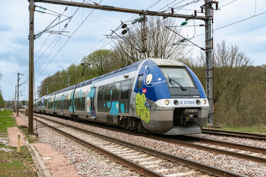 Passage d'un Ter Sncf avec cabine tagu&eacute;e sur la ligne Paris-Rouen-Le Havre. R&eacute;gion Normandie