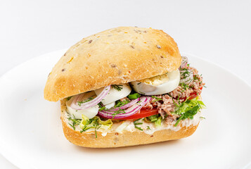 tuan sandwich with egg and vegetables