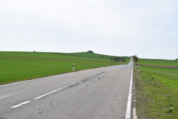 gerade LAndstraße in der Eifel während der ersten Frühlingstage