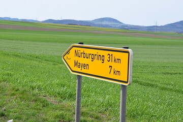 Wegweiser Richtung Mayen und Nürburgring
