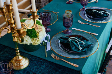 glasses corrugated floristry golden candlestick table