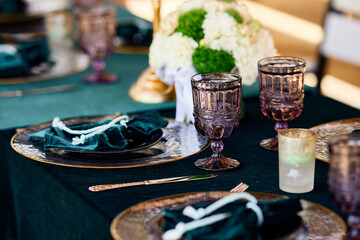 glasses corrugated glass floristry table setting blue velvet