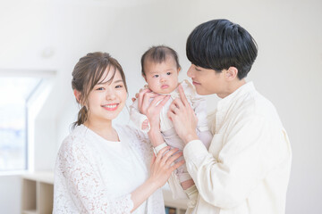 新築のような家での家族のポートレート　逆光